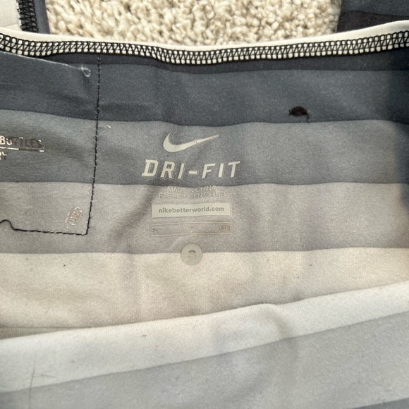 Nike Cropped Dry-Fit Grey Striped Leggings - Picture 4 of 4